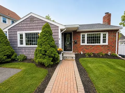 5 Vermont Ave, Saugus, MA 01906