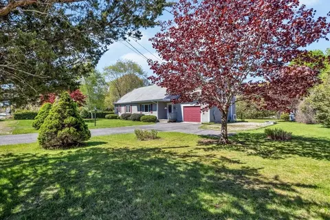 33 Thatchers Ln, Falmouth, MA 02536