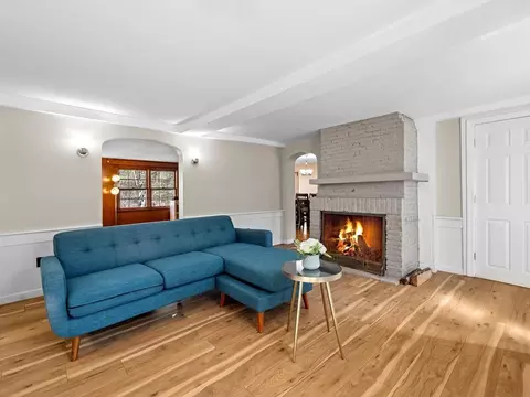 Living - 549 Main St, Townsend, MA 01474 photo 4 of 6