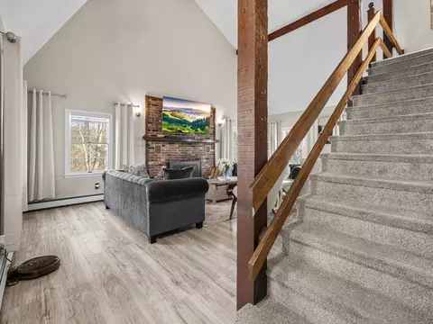 Entry Way - 549 Main St, Townsend, MA 01474 photo 2 of 8