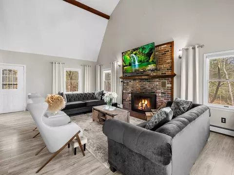 Living - 549 Main St, Townsend, MA 01474 photo 2 of 6
