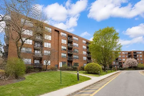 210 Nahanton St #102, Newton, MA 02459
