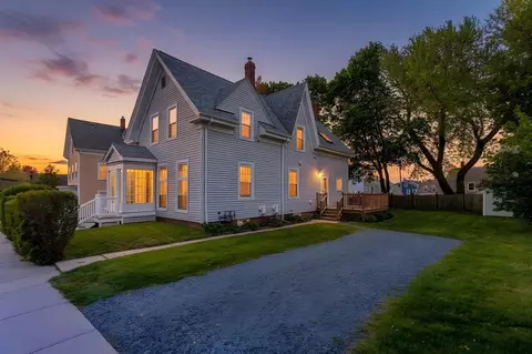 17 Lothrop St, Plymouth, MA 02360