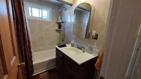 Bath - 42 Freeman Ave, Everett, MA 02149 photo 3 of 3