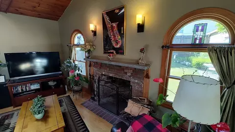 Living - 42 Freeman Ave, Everett, MA 02149 photo 4 of 4