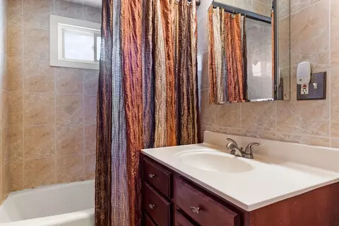 Bath - 42 Freeman Ave, Everett, MA 02149 photo 1 of 3