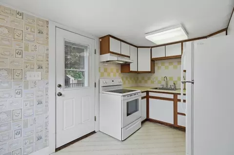 Kitchen - 1 Brookhaven Rd, Worcester, MA 01606 photo 2 of 3