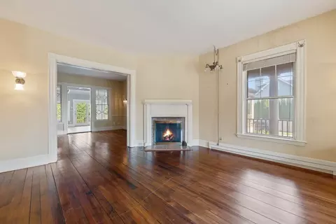 Living - 372 Ocean Ave, Marblehead, MA 01945 photo 3 of 4