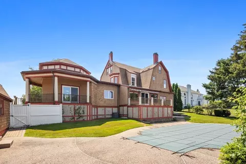Exterior - 372 Ocean Ave, Marblehead, MA 01945 photo 3 of 4