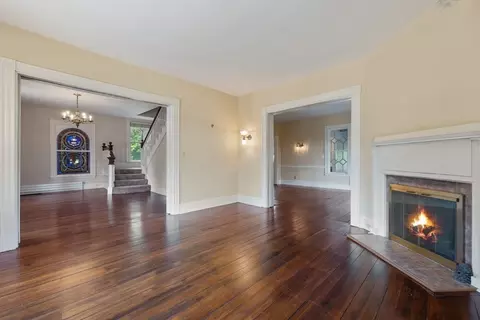 Living - 372 Ocean Ave, Marblehead, MA 01945 photo 2 of 4