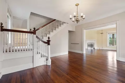 Living - 372 Ocean Ave, Marblehead, MA 01945 photo 1 of 4
