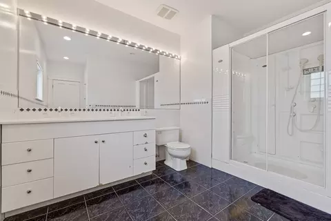 Bath - 372 Ocean Ave, Marblehead, MA 01945 photo 2 of 2