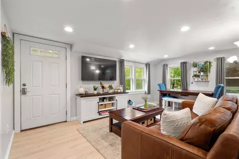 Living - 7 Indian Neck Rd, Wareham, MA 02571 photo 3 of 5