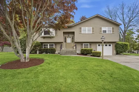 12 Linden St, Woburn, MA 01801