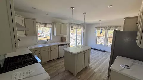 20 Pinrock Dr, Sturbridge, MA 01566