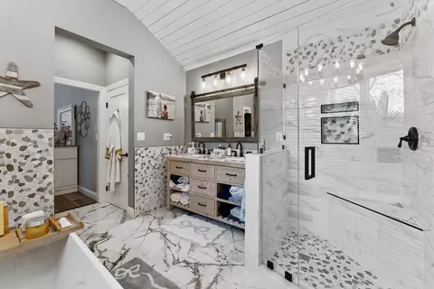 Bath - 3076 County St, Dighton, MA 02715 photo 1 of 5