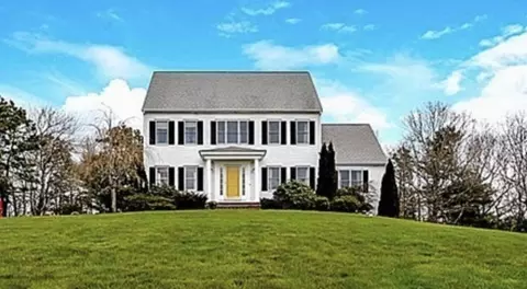 3 Edgewood Cir, Plymouth, MA 02360