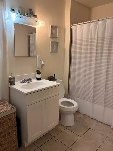 Bath - 93 Thompson St, Springfield, MA 01109 photo 1 of 2
