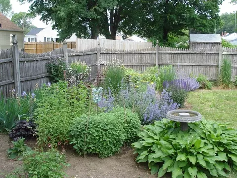 Exterior - 854 Grayson Dr, Springfield, MA 01119 photo 8 of 10