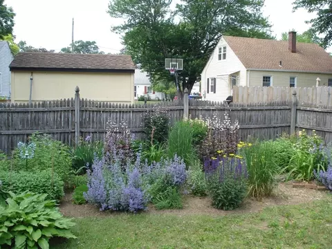 Exterior - 854 Grayson Dr, Springfield, MA 01119 photo 9 of 10