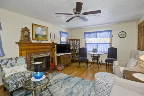 Living - 854 Grayson Dr, Springfield, MA 01119 photo 3 of 4