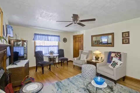 Living - 854 Grayson Dr, Springfield, MA 01119 photo 2 of 4