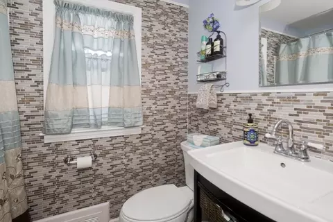 Bath - 854 Grayson Dr, Springfield, MA 01119 photo 1 of 3