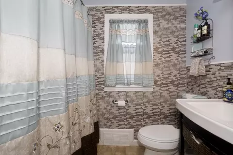Bath - 854 Grayson Dr, Springfield, MA 01119 photo 2 of 3