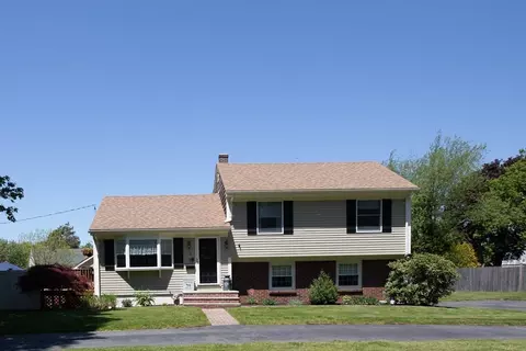 4 Clark Ln, Swansea, MA 02777