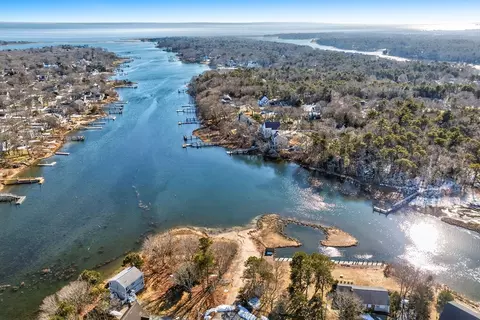 16 Carolyn Ln, Falmouth, MA 02536