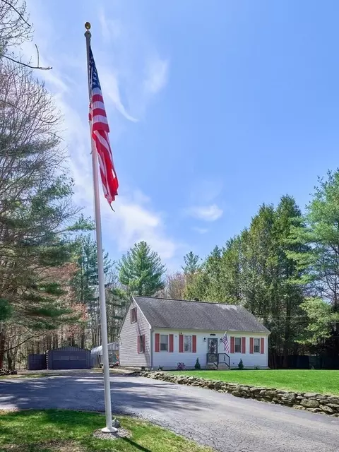 3 Hammond St, Rochdale, MA 01542