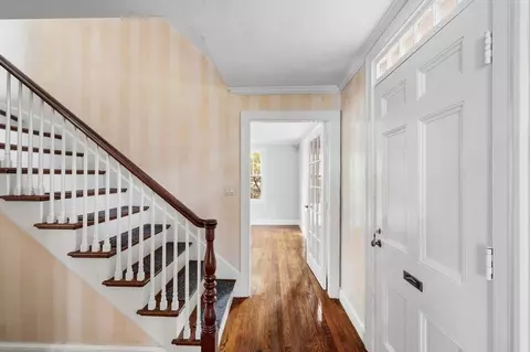 Entry Way - 26 Pickwick Rd, Marblehead, MA 01945 photo 2 of 4