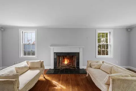 Living - 26 Pickwick Rd, Marblehead, MA 01945 photo 1 of 4