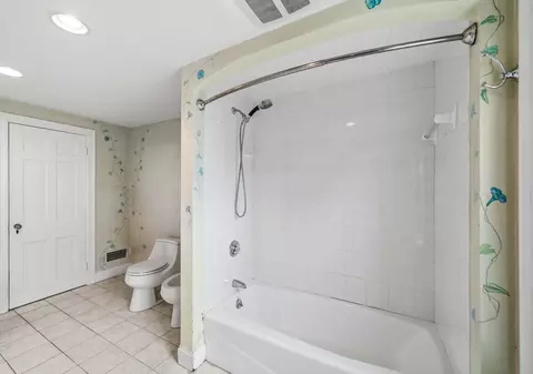Bath - 26 Pickwick Rd, Marblehead, MA 01945 photo 3 of 4