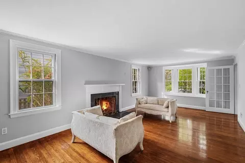 Living - 26 Pickwick Rd, Marblehead, MA 01945 photo 2 of 4