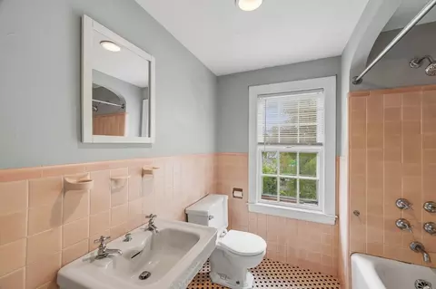 Bath - 26 Pickwick Rd, Marblehead, MA 01945 photo 4 of 4
