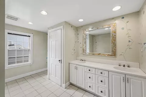 Bath - 26 Pickwick Rd, Marblehead, MA 01945 photo 2 of 4