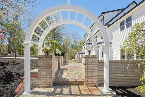 Exterior - 175 Pleasant St, Upton, MA 01568 photo 4 of 4