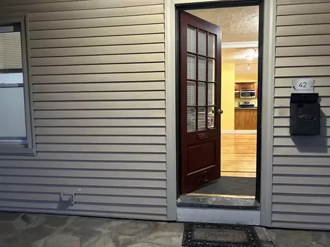 Entry Way - 42 Ernest Ave, Worcester, MA 01604 photo 2 of 4