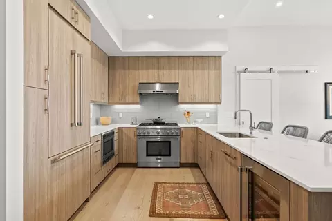 Kitchen - 10 Shipyard Dr #511, Hingham, MA 02043 photo 3 of 4