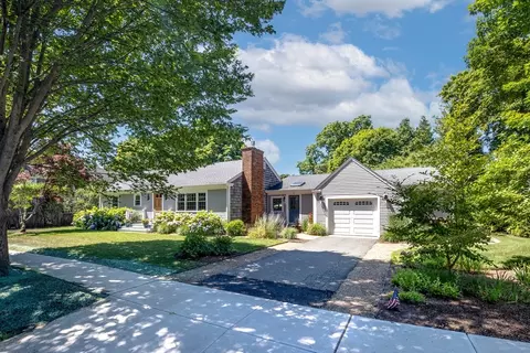 33 Pearl St, Mattapoisett, MA 02739