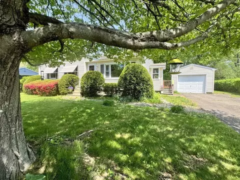 194 Brookside Cir, Northampton, MA 01062 photo 2