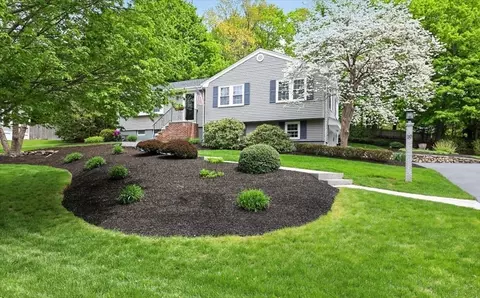 10 Autumn Cir, Hingham, MA 02043