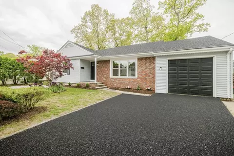 25 Pensaukee Ave, North Providence, RI 02911