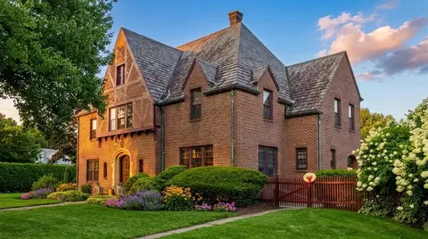 6 Stanford St, Holyoke, MA 01040