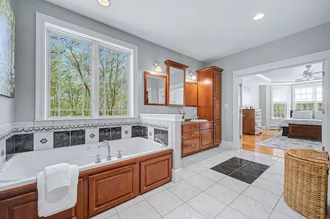 Bath - 270 Mendon Rd, Sutton, MA 01590 photo 2 of 5