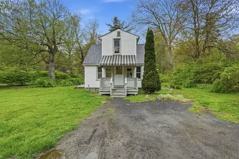 8 Shutesbury Rd, Pelham, MA 01002