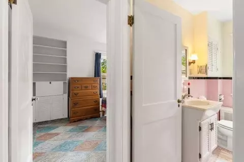 Entry Way - 17 Ames St, Beverly, MA 01915 photo 3 of 4