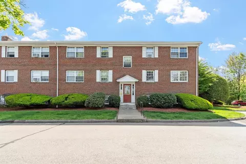 68 Preston St #3D, Wakefield, MA 01880