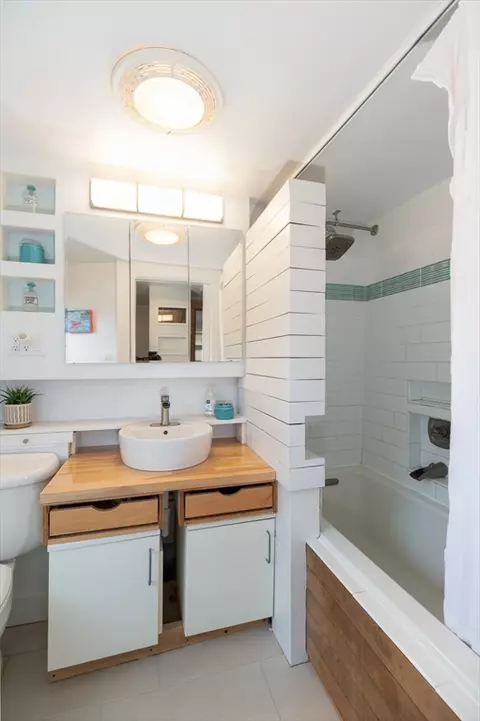 Bath - 8 Blake Ct, Gloucester, MA 01930 photo 1 of 1